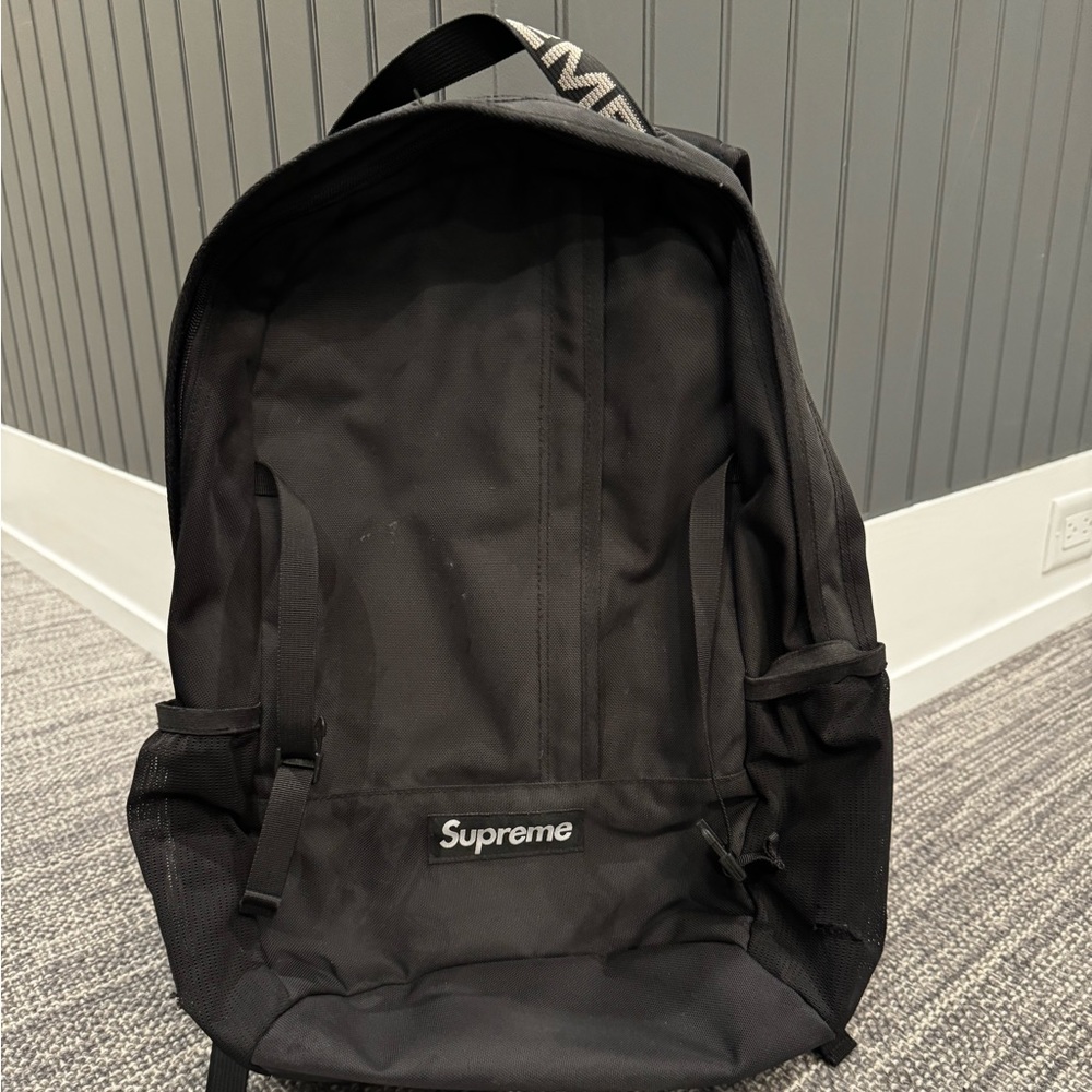 AUTHENTIC BLACK SUPREME BACKPACK FOR SALE, UNISEX, GREAT CONDITION
